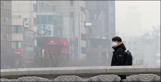 미세먼지 비상저감조치가 6일째 이어지고 있는 6일 서울 종로구 청계천 주변에서 시민들이 마스크를 쓰고 발걸음을 옮기고 있다./사진=머니투데이DB