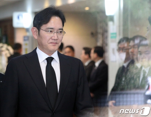 이재용 삼성전자 부회장이 6일 오후 서울 종로구 서울대학교병원 장례식장에 마련된 고 박용곤 두산 명예회장 빈소 조문을 마치고 장례식장을 나서고 있다. / 사진=뉴스1 신웅수 기자