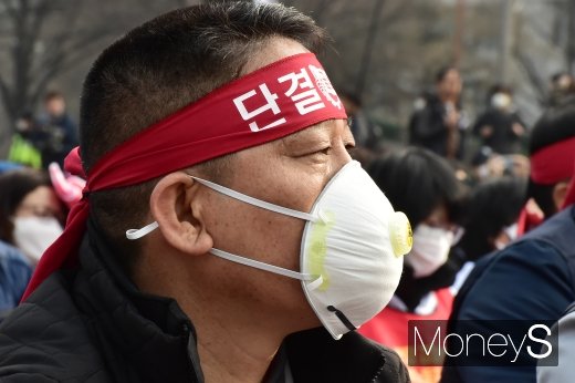 [머니S포토] 민노총 총파업, 최악 미세먼지 대란 속 눈길 붙잡은 마스크