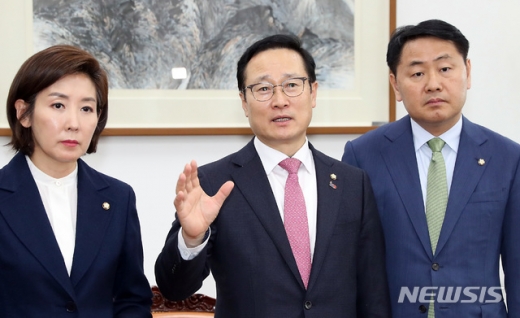 6일 서울 여의도 국회 운영위원장실에서 만난 여야3당 원내대표들(왼쪽부터 자유한국당 나경원, 더불어민주당 홍영표, 바른미래당 김관영)이 미세먼지 법안 처리에 합의했다고 밝히고 있다. /사진=뉴시스