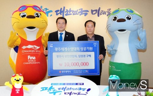 이용섭 시장(사진 왼쪽)과 손중호 시 상인연합회장 /사진=광주광역시 제공