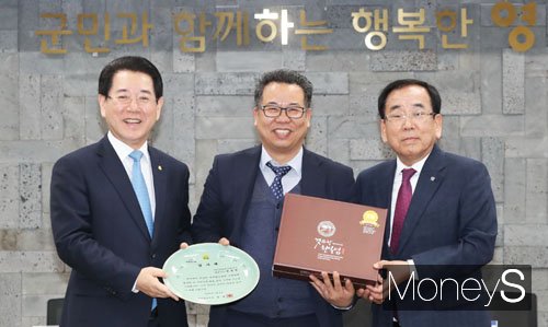 김영록 전남도지사(왼쪽)와 김준성 영광군수(오른쪽)가 6일 오후 영광군청에서 (주)푸드킹, (주)씨앤에이에너지, (유)지제이테크 등 3개 기업과 591억 원의 투자협약을 체결한 뒤 투자기업 대표에게 감사패와 특산품을 전달하고 있다./사진=전남도 제공