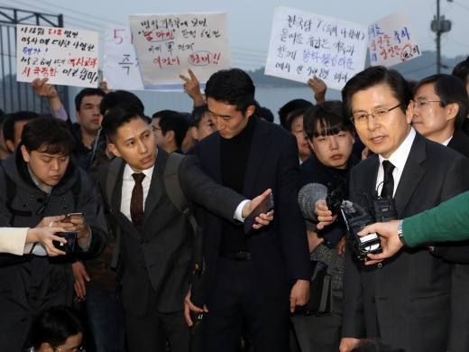 황교안 자유한국당 대표가 5일 오후 경남 김해시 봉하마을에 있는 고(故) 노무현 전 대통령의 묘역을 참배와 권양숙 여사를 예방한 후 나오면서 취재진의 질문에 대답하고 있다. /사진=뉴시스