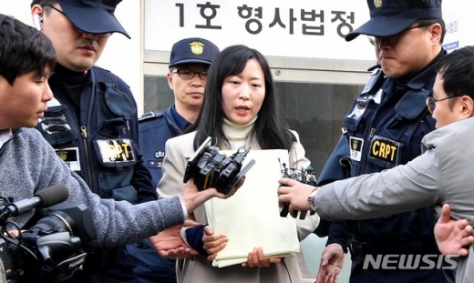 6일 오후 전남 해남군 광주지법 해남지원에서 재심 첫 재판(공판준비기일)을 마친 김신혜씨가 1호 형사법정 밖으로 나와 취재진 질문에 답하고 있다. /사진=뉴시스