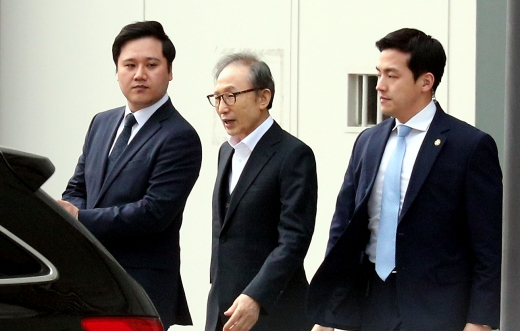 다스 자금 횡령과 삼성 뇌물수수 등의 혐의로 수감중이던 이명박 전 대통령이 6일 오후 서울 송파구 서울동부구치소에서 석방되고 있다. 서울고법 형사1부는 이날 이 전 대통령 측이 청구한 보석을 조건부로 허가한다고 밝혔다. /사진=뉴스1