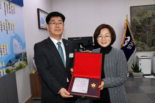 ▲ 성남시 제1대 일일 명예시장 위촉. 최만순 명예시장(왼쪽)과 은수미 성남시장(오른쪽). / 이하 사진제공=성남시
