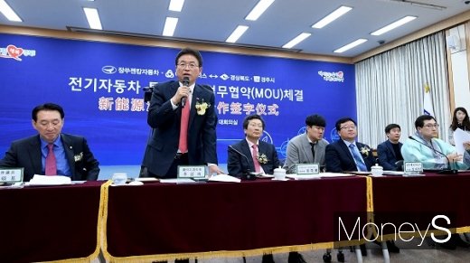 경북도와 경주시는 전기자동차 공장설립을 위한 투자유치에 성공했다. 인사말을 하고 있는 이철우 경북도지사. /사진=경상북도 제공.