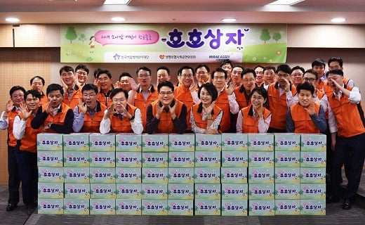 지난 6일 하만덕 미래에셋생명 부회장(앞줄 오른쪽 네 번째)과 변재상 사장 (앞줄 오른쪽 다섯 번째) 등 참석자들이 항균키트 '호호상자' 전달 후 기념촬영을 하고 있다. / 사진=미래에셋생명