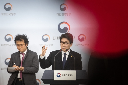 조명래 환경부 장관이 7일 서울 종로구 정부서울청사 별관에서 열린 미세먼지 대책 브리핑에서 중국과의 공동대응 협력 및 고농도 미세먼지 긴급조치 강화 방안을 발표하고 있다. /사진=뉴스1 DB
