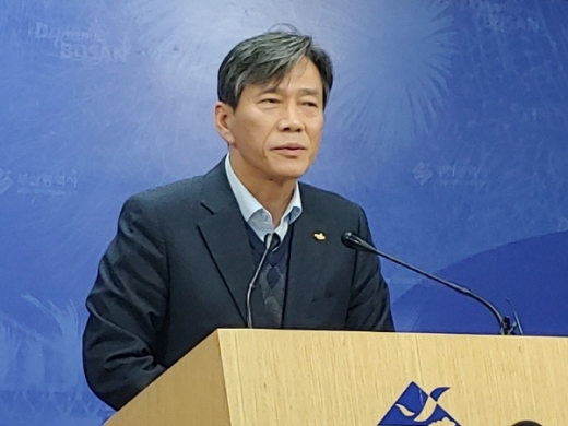 이병진 부산시 기획관리실장이 7일 긴급 추경 편성 배경을 설명하고 있다./사진=김동기 기자