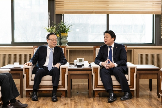 ▲지난 6일 임병택 시흥시장(사진 오른쪽) 서울대학교 총장실에서 오세정 서울대 총장(사진 왼쪽)을 만나 서울대 시흥스마트캠퍼스 조성에 관해 논의했다. / 사진=시흥시청 제공 