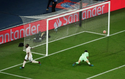 7일 오전(한국시간) 프랑스 파리 파르크 데 프랭스에서 열린 2018-2019 UEFA 챔피언스리그 16강 2차전에서 맨체스터 유나이티드의 공격수 로멜루 루카쿠(왼쪽)에게 선제골을 헌납한 파리 생제르망의 골키퍼 잔루이지 부폰. /사진=로이터