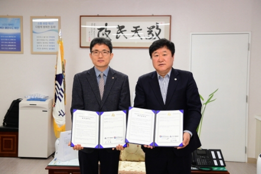 부산 동래구(구청장 김우룡, 오른쪽)가 지난 6일 재난취약계층 지원을 위해 한국가스안전공사 부산북부지사(지사장 김경주, 왼쪽)와 업무협약을 체결했다./사진=동래구청 제공