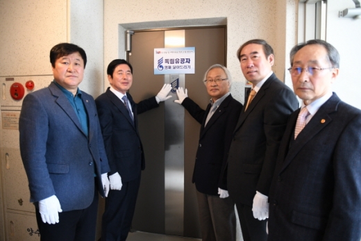 허용도 부산상공회의소 회장과 김우룡 동래구청장이 7일 민족차별교육의 철폐를 위해 힘쓴 이주호 독립유공자의 배우자 댁에 명패를 부착했다./사진=부산지방보훈청 제공