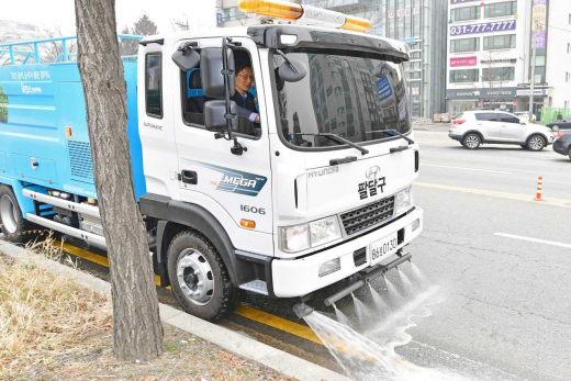 ▲백운석 수원시 제2부시장이 고압살수차에 탑승해 도로 위 미세먼지 제거 현장을 살펴보고있다. / 사진=수원시 제공