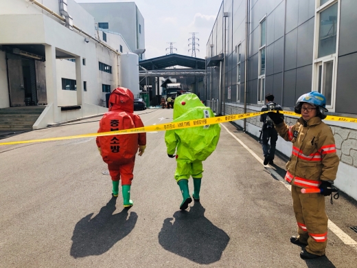 7일 오전 9시42분께 충북 음성군 금왕읍 농협 목우촌 계육가공공장에서 암모니아가 누출됐다. 소방당국이 긴급 방제작업을 하고 있다. /사진=음성소방서