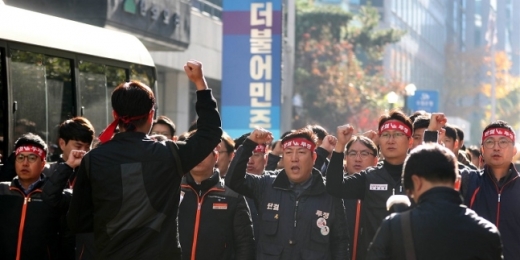 카드사 노조가 지난해 11월12일 서울 영등포구 여의도 더불어민주당사 앞에서 카드수수료 인하 반대 천막농성에 앞서 집회를 하고 있다. /사진=뉴시스