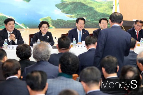 7일 오후 장흥군민과 대화에서 장흥의 한 군민이 김영록 전남도지사(사진 왼쪽에서 3번째)에 질문을 하고 있다. /사진=전남도 제공