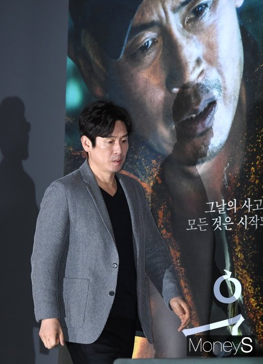 [머니S포토] 설경구, 포스터를 찢고 나온 카리스마