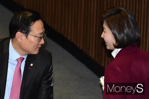 [머니S포토] 3월 국회 개회, 대화 나누는 여야 원내대표