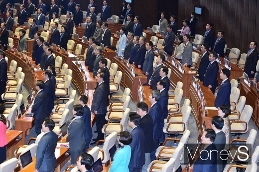 [머니S포토] 매듭 푼 3월 국회, 애국가 제창