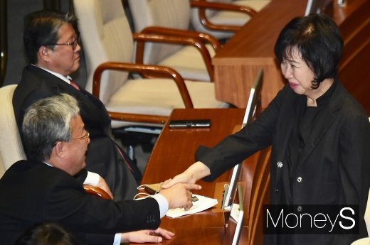 [머니S포토] 3월 국회 개회, 인사 나누는 손혜원