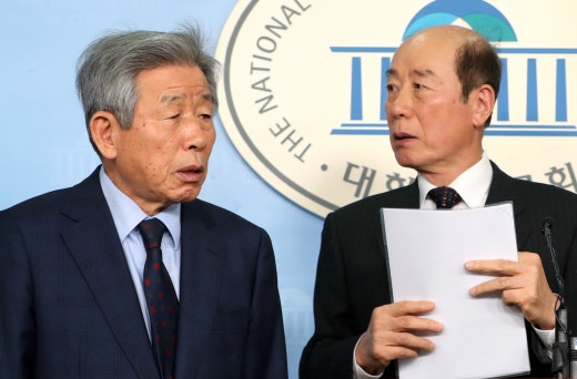 유인태 국회 사무총장(왼쪽)이 7일 서울 여의도 국회 정론관에서 국회 혁신자문위원회의 자문결과를 발표하고 있다. /사진=뉴스1 DB