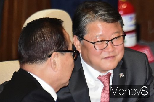 [머니S포토] 3월 국회 개회, 의견 나누는 조원진