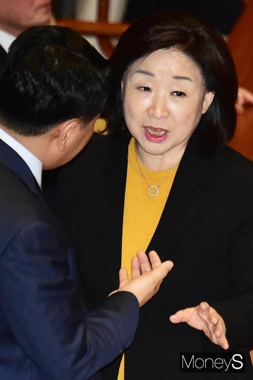 [머니S포토] 3월 국회 개회, 의견 나누는 심상정