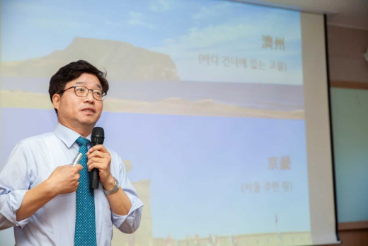 ▲염태영 수원시장이 7일 제주대 행정대학원에서 강연하고 있다. / 사진=수원시 제공