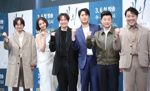 배우 송새벽, 고준희, 연정훈, 조한선, 박상민, 이원종(왼쪽부터)이 26일 서울시 강남구 임피리얼팰리스 서울에서 열린 OCN 새 수목 오리지널 ‘빙의’ 제작발표회에 참석해 포즈를 취하고 있다. /사진=뉴스1 DB