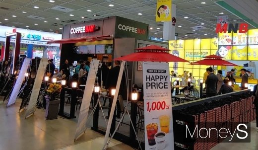 / 커피베이가 지난 7일부터 코엑스에서 진행된 프랜차이즈서울 창업박람회에서 주목받았다. (사진=강동완 기자) @머니S MNB, 식품 외식 유통 · 프랜차이즈 가맹 & 유망 창업 아이템의 모든 것