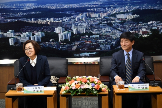 ▲ 성남시는 3월 8일 시청 9층 상황실에서 은수미 성남시장, 손영태 경인지방통계청장 등이 참석한 가운데 ‘지역 통계 개발을 위한 업무 협약’을 했다. / 사진제공=성남시