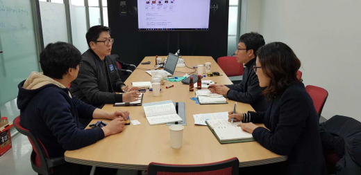 ▲업체 관계자를 만나 애로사항을 듣는 ‘찾아가는 규제개혁 상담’ 모습. / 제공=수원시 사진