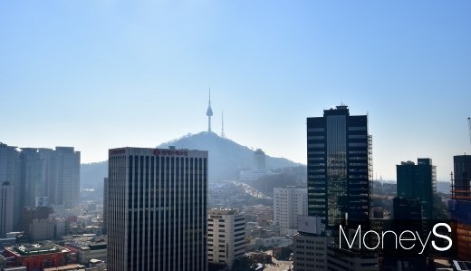 미세먼지가 물러간 8일 청명한 하늘이 드러났다. 서울 중구 대한상공회의소에서 바라본 N서울타워와 남대문 일대가 파란 하늘과 조화를 이루고 있다. /사진=임한별 기자