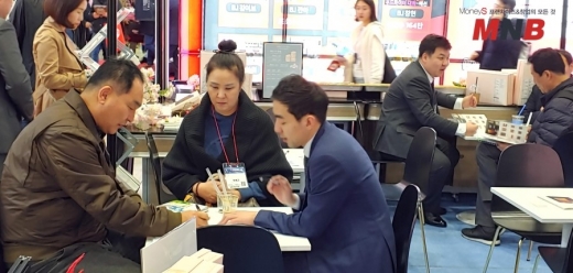 / 프랜차이즈 창업박람회 상담모습 (사진=강동완 기자) @머니S MNB, 식품 외식 유통 · 프랜차이즈 가맹 & 유망 창업 아이템의 모든 것