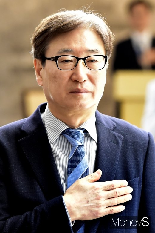 [머니S포토] 경제현장 연속 정책간담회 참석한 윤부근 부회장