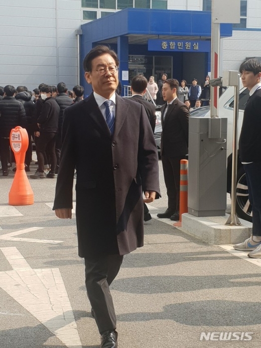 ▲ 직권남용권리행사방해 혐의 등으로 재판에 넘겨진 이재명 경기도지사가 7일 오후 1시52분경 8차 공판에 출석하기 위해 수원지방법원 성남지원 3호 법정에 들어서고 있다. / 사진=뉴시스