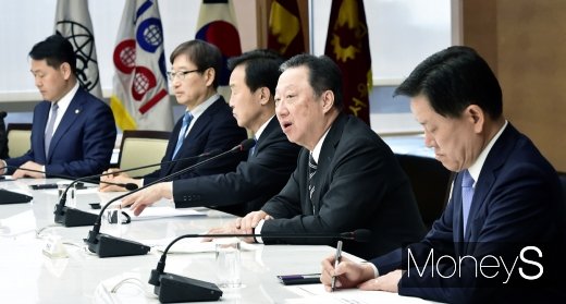 [머니S포토] 바른미래·대한상의 정책간담회, 박용만 모두발언