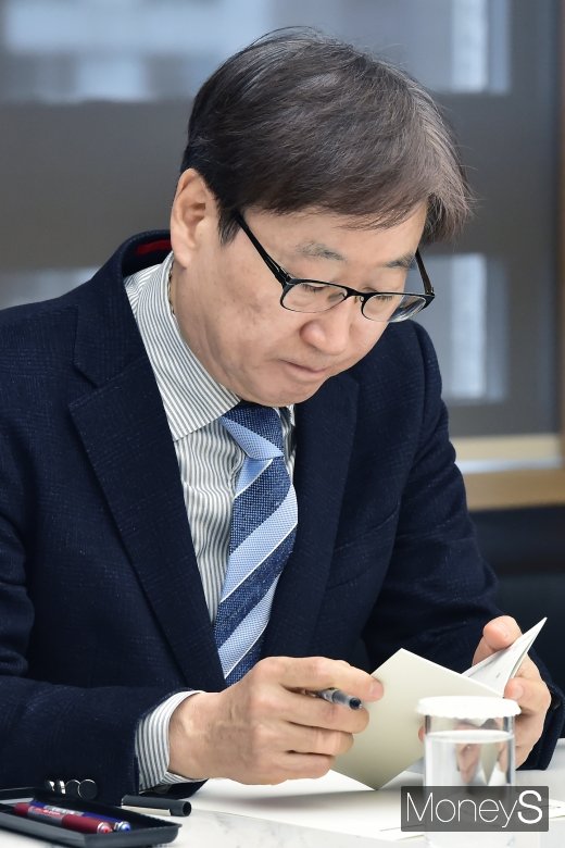 [머니S포토] 자료 살피는 윤부근 삼성전자 부회장