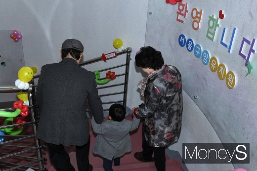 [머니S포토] '할아버지와 할머니 손잡고 입학식장으로'