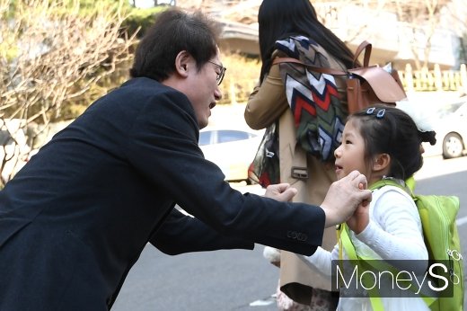 [머니S포토] 어린이와 인사하는 조희연 교육감