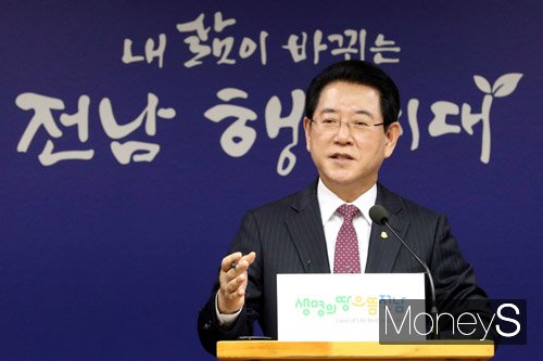  8개월 연속 시도지사 직무수행지지도 평가에서 1위를 차지하고 있는 김영록 전남도지사 /사진=전남도 제공