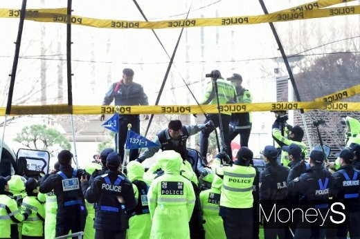 매각 저지 집회를 위해 서울 여의도 산업은행 본점에 집결한 대우조선해양 노조. /사진=임한별 기자