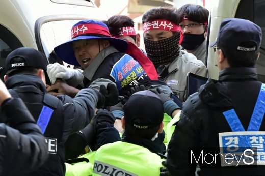 경찰과 대치 중인 대우조선해양 노조원들. /사진=임한별 기자
