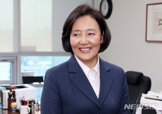 중소벤처기업부 장관에 내정된 박영선 더불어민주당 의원이 8일 서울 영등포구 여의도 국회 의원회관에서 취재진에 내정 소감을 밝히고 있다. /사진=뉴시스