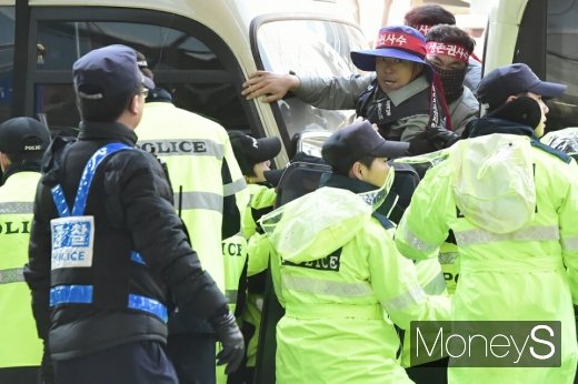 대우조선해양 노동조합이 서울 여의도 산업은행 본점에 집결했다. 산업은행과 현대중공업의 매각 본계약 체결을 저지하기 위해 투쟁 중이다. /사진=임한별 기자