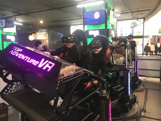 콩VR 잠실점에서 고객들이 ‘롤러코스터VR’을 즐기고 있다. @머니S MNB, 식품 외식 유통 · 프랜차이즈 가맹 & 유망 창업 아이템의 모든 것