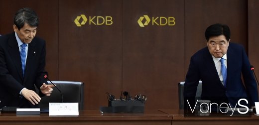 [머니S포토] 현대중공업-대우조선해양 매각 체결식 참석한 이동걸-권오갑