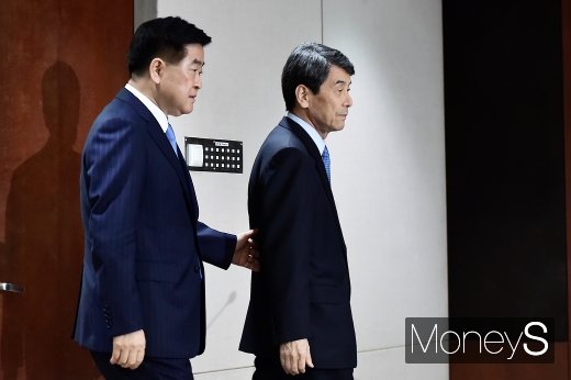 [머니S포토] 매각 체결식 들어서는 이동걸과 권오갑